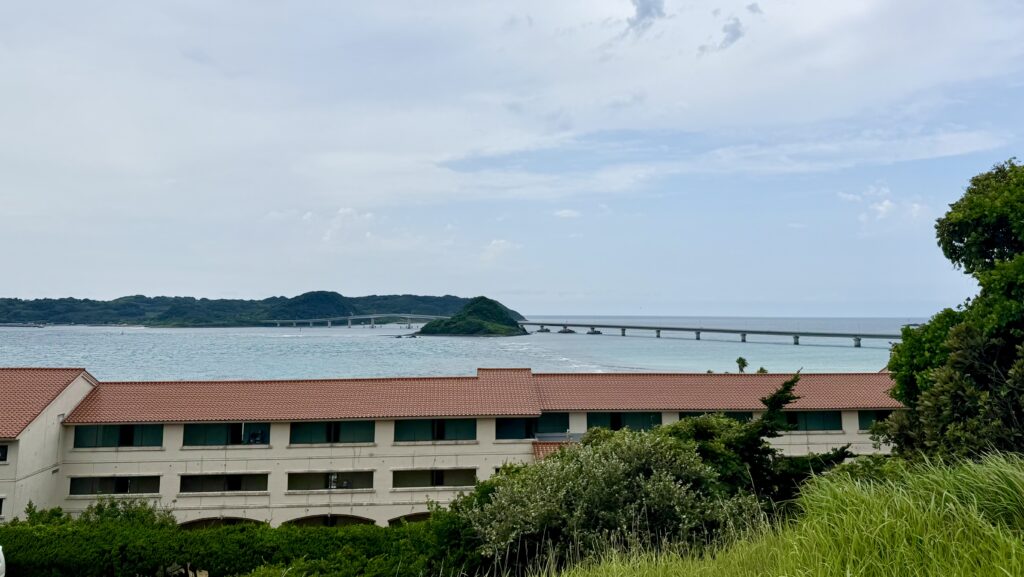 ホテル西長門リゾート駐車場から角島と角島大橋方面の眺め