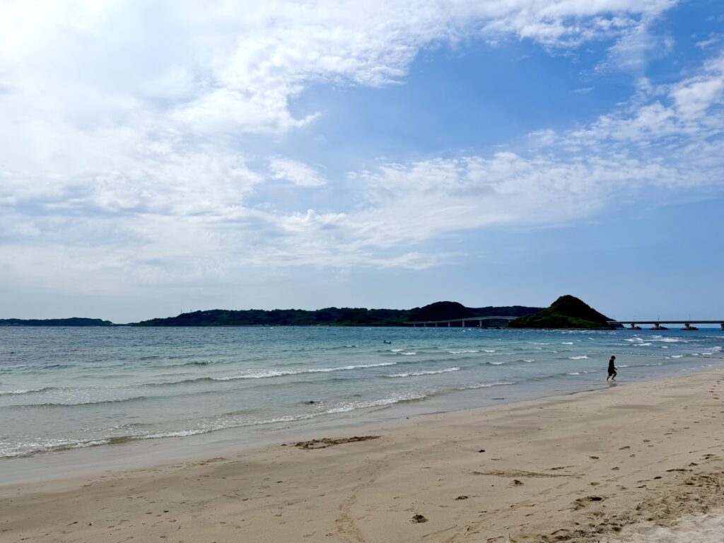 ホテル西長門リゾートの海水浴場と角島大橋