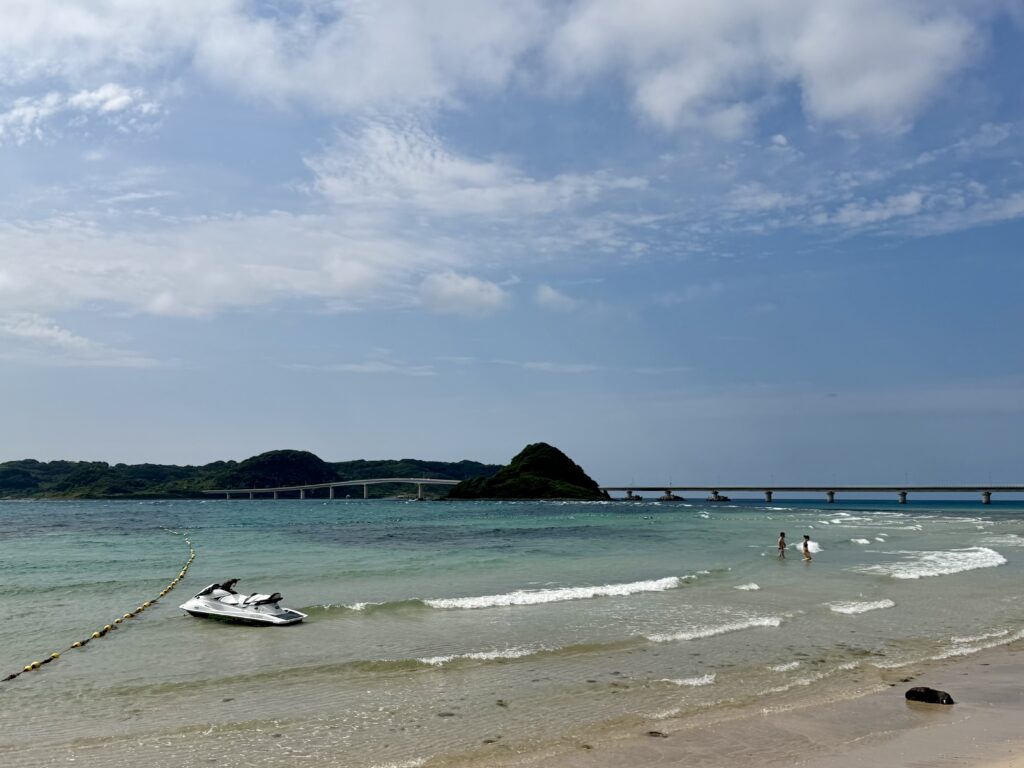 ホテル西長門リゾートの海水浴場と角島大橋