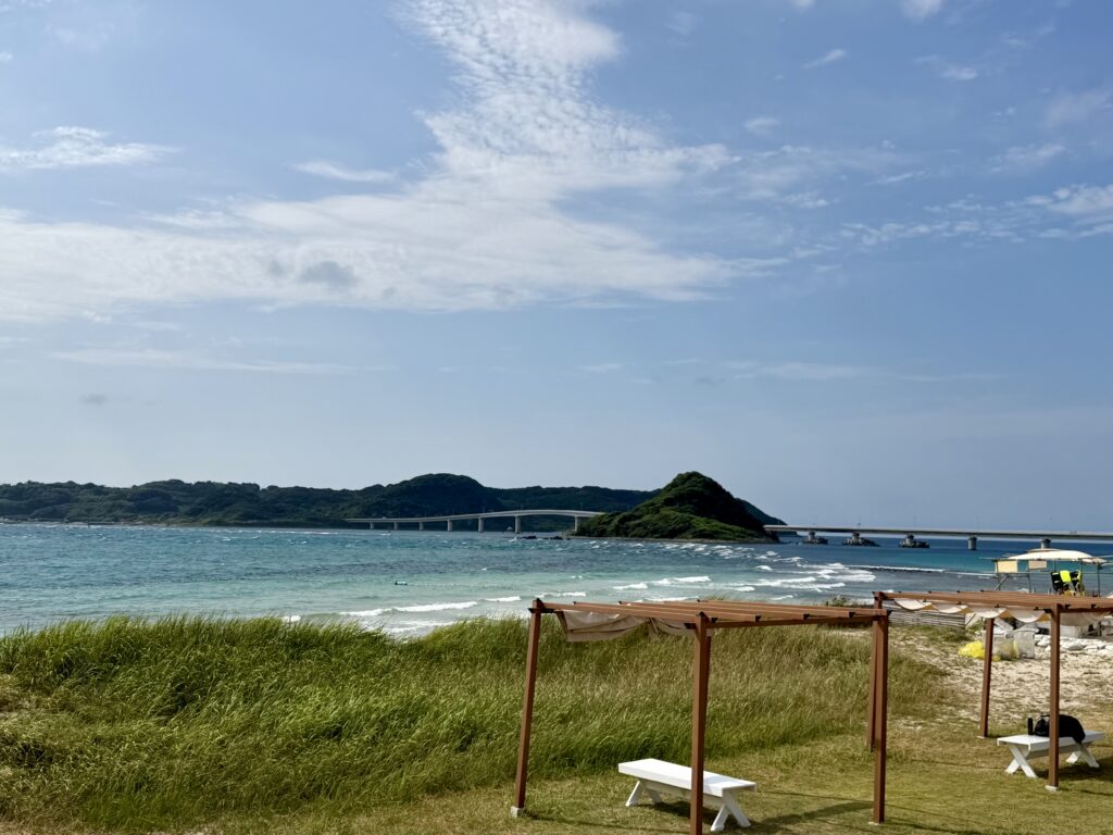 ホテル西長門リゾートの海水浴場と角島大橋