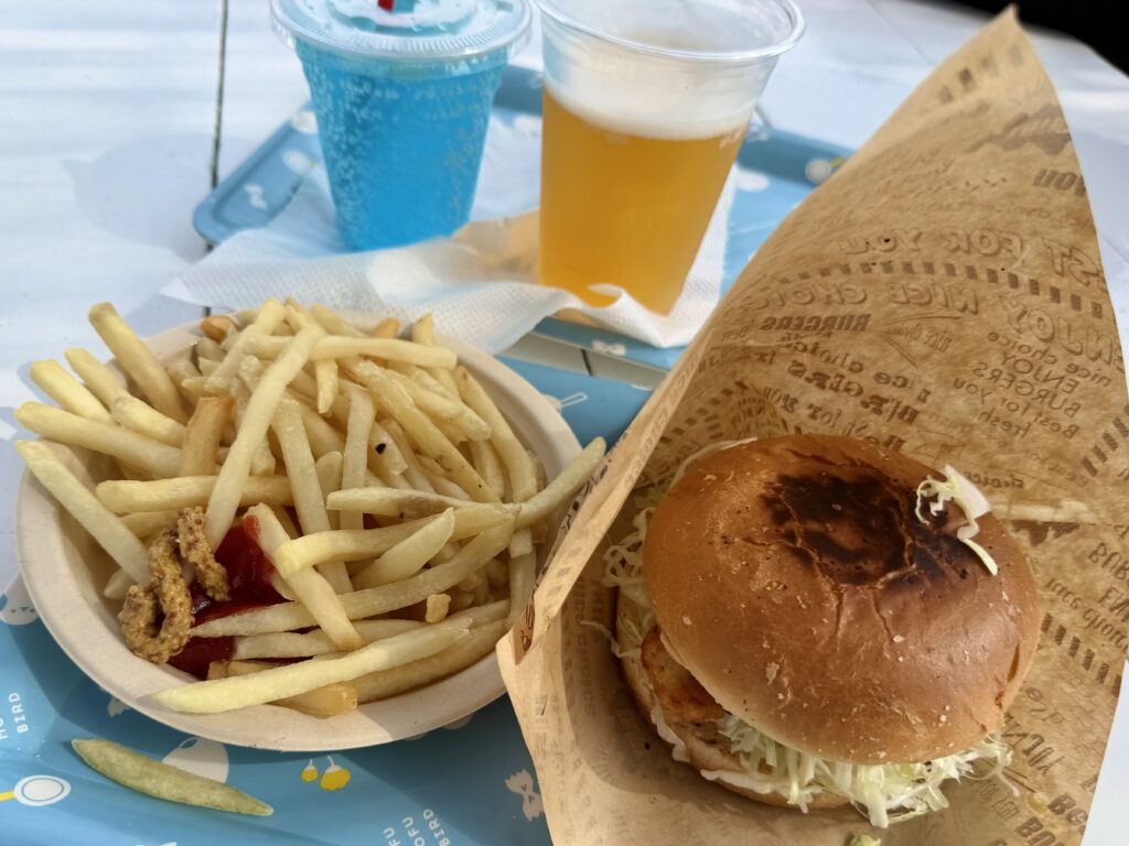 ホテル西長門リゾートの海水浴場とプールに来ていたキッチンカー晴HARUのふぐハンバーガーとポテト・ビール・ブルーソーダ