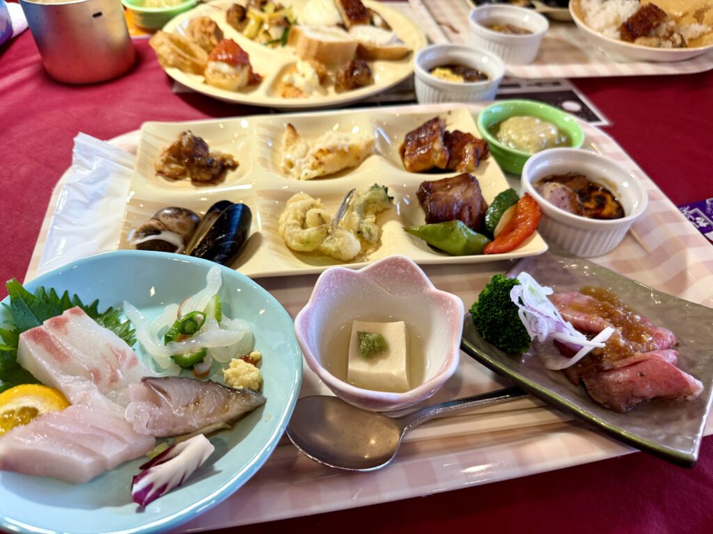 ホテル西長門リゾートのレストラン「ベルヴェデーレ」の夕食ビュッフェ お刺身やローストビーフなど