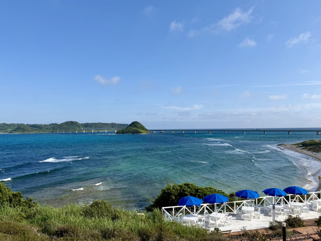 ホテル西長門リゾートからテラスデッキと角島大橋