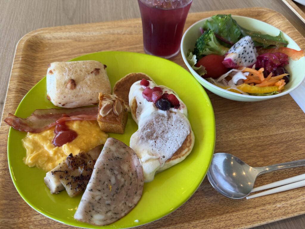ホテル西長門リゾートのレストラン「ベルヴェデーレ」の朝食ビュッフェ パンケーキ