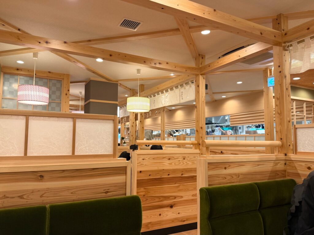 コメダ和喫茶おかげ庵の内装（テーブル席とボックス席と厨房）