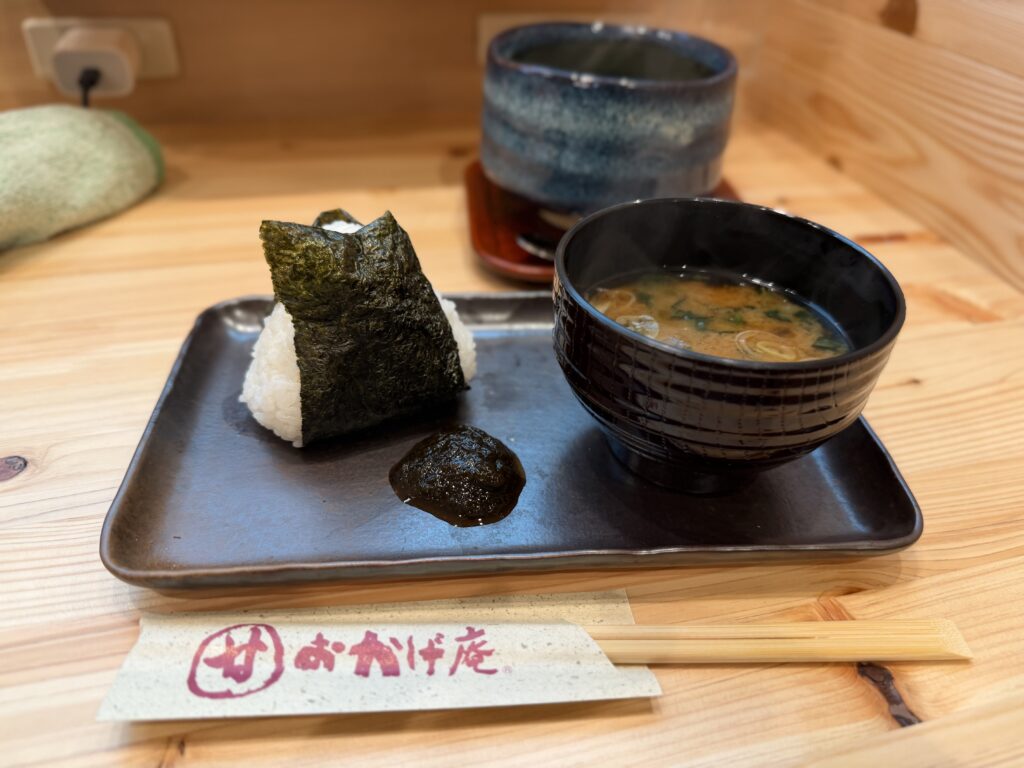 コメダ和喫茶おかげ庵のモーニングサービス　お味噌汁とおむすびとのりの佃煮