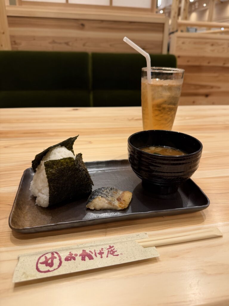 コメダ和喫茶おかげ庵のモーニングサービスのおむすびとお味噌汁と焼き鯖