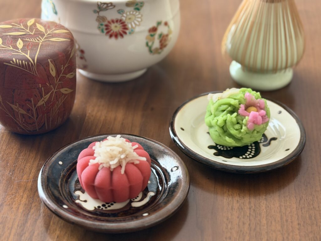 御菓子所高木さんの重陽の節句・菊の節句の和菓子
「着せ綿」と「千代見草（菊の別名）」