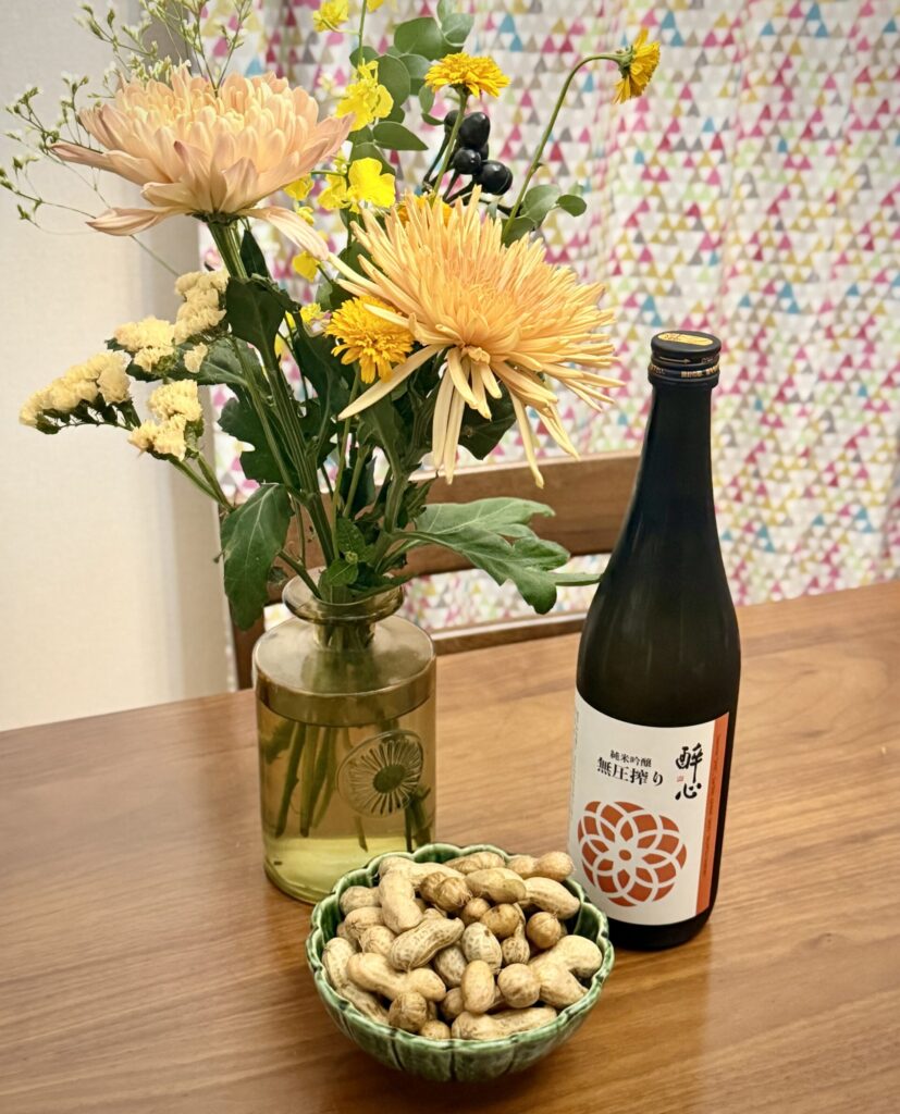 茹でた生落花生（生ピーナッツ）とひやおろし
